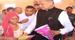 Gehlot handed over the Chief Minister's Guarantee Card