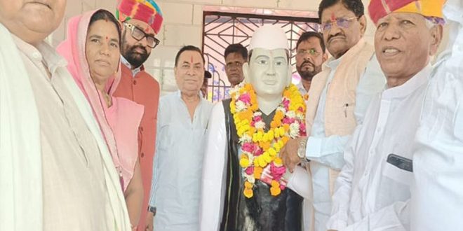 Water Resources Minister unveiled the statue in Dungarpur