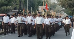 The march of Swayamsevak Sangh was welcomed by showering flowers.