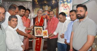 मुख्य सचिव का सालासर दौरा, सालासर बालाजी मंदिर में किए दर्शन- गुणवत्तापूर्ण सेवाएं सरकार का ध्येय, अधिकारी करें बेहतरीन विभागीय प्रबंधन -मुख्य सचिव