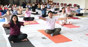 वन अर्थ,वन हेल्थ के  संदेश के साथ आईआईएचएमआर यूनिवर्सिटी में हुआ अंतरराष्ट्रीय योग दिवस 2025
