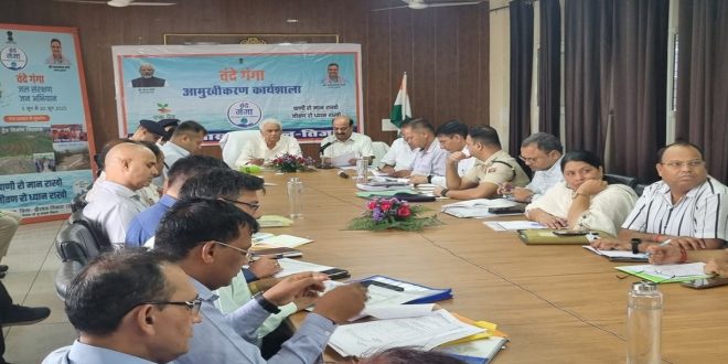 Khairthal-Tijara district in-charge minister held a meeting of district level officers