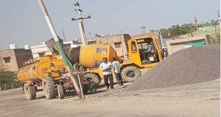 ठेकेदार की मनमानी से मुख्य मार्ग जाम, राहगीरों को भारी परेशानी