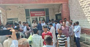 बालोतरा: कपड़ा फैक्ट्री हादसे के बाद आक्रोश, मोर्चरी के बाहर शव रखकर रास्ता जाम