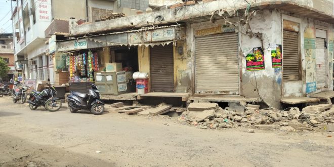 Open drain poses danger, fear of accident on Nahata Hospital Road, Municipal Council's negligence exposed