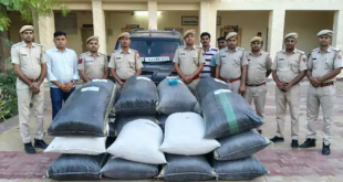 बालोतरा में पुलिस देख स्कॉर्पियो दौड़ाई, गड्ढे में फंसी:तस्कर खेतों में भागे तो पीछा कर पकड़ा; SUV से 3 फर्जी नंबर प्लेट, पिस्टल और डोडा बरामद