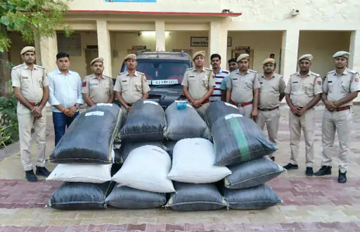 Seeing the police in Balotra, the Scorpio ran, got stuck in a pit: When the smugglers ran into the fields, they were chased and caught; 3 fake number plates, pistol and doda recovered from the SUV