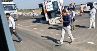 रिफाइनरी क्षेत्र में हादसों का सिलसिला जारी, L&T कर्मचारियों से भरी बस पलटी, कई घायल