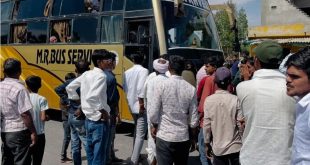 बागोड़ा में एमआर बस हादसे के बाद ग्रामीणों ने किया प्रदर्शन