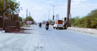सड़क पर खड़ा जिओ टावर का जनरेटर बना हादसों का खतरा, सवाल- क्या नियम सिर्फ आम जनता के लिए हैं?
