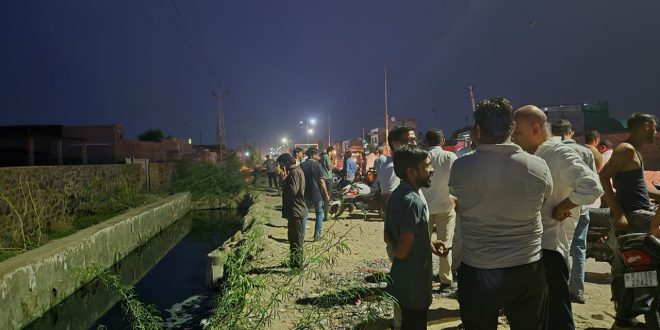 Textile factories are closed, yet chemical water is flowing in the drains: commotion near Camel Fanta, police arrived on the spot